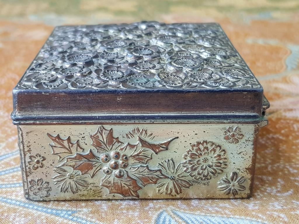 Mooi oud silverplate doosje uit Engeland met bloemen 7,6 cm., Ophalen of Verzenden