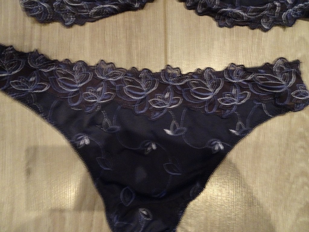 Hunkemöller Lingerieset BH 80E  2 Strings L Blauw Kant, Hunkemöller, Ophalen of Verzenden, Blauw, Setje