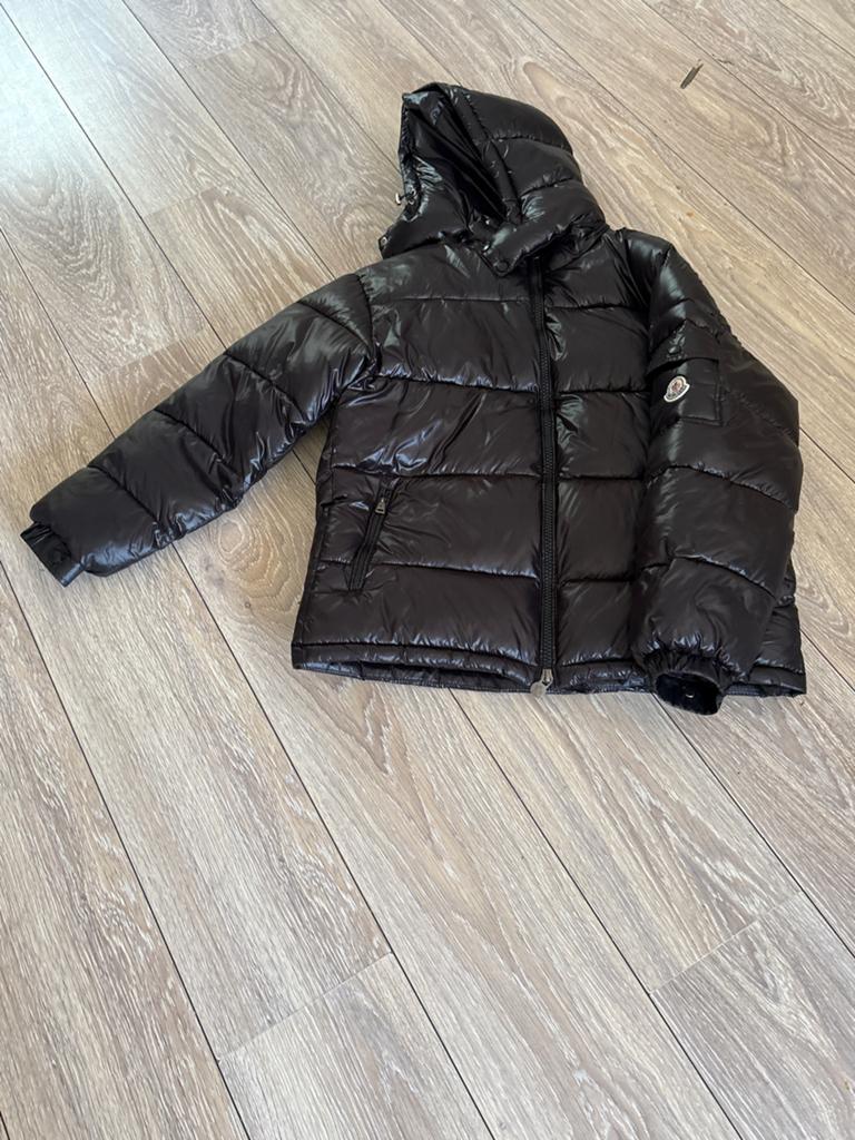 Moncler Glanzend Zwart Kinder Donsjack - Zo goed als nieuw, Kinderen en Baby's, Ophalen of Verzenden, Zo goed als nieuw, Jongen of Meisje