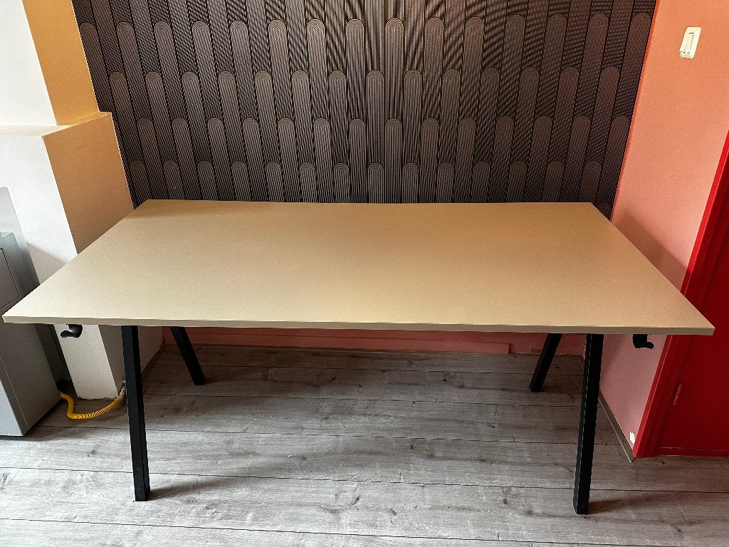 IKEA TROTTEN Desk – Beige – Like New Condition, 160 cm, Hout, Kabelgoot, Ophalen of Verzenden
