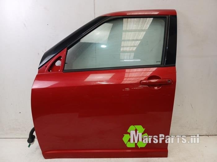 Portier 4Deurs links-voor van een Suzuki Swift (C09), Gebruikt, -, Deur, -
