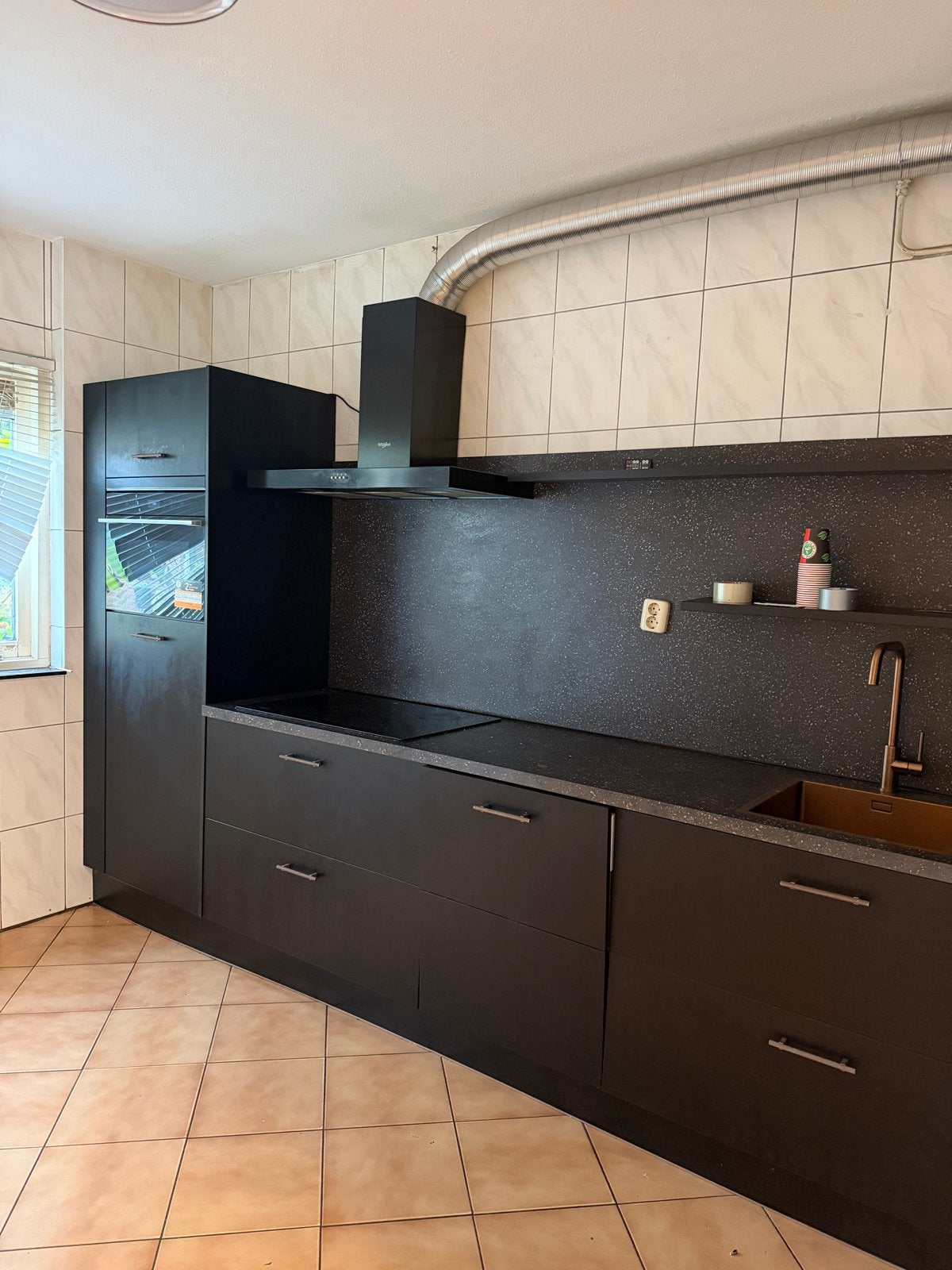 Moderne zwarte keuken met Whirlpool apparatuur, Ophalen, Zwart, Enkelwandige keuken, Zo goed als nieuw