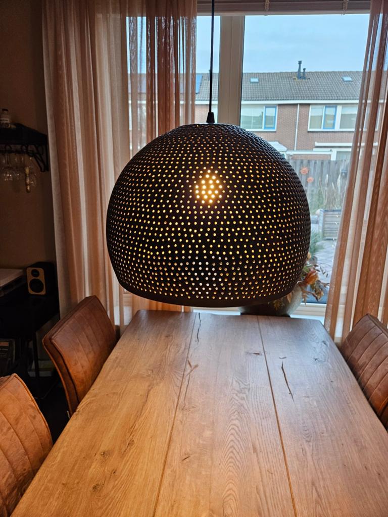 Moderne Zwarte Hanglamp met Geperforeerd Design, Modern, Industrieel, Sfeervol, Ophalen of Verzenden, Zo goed als nieuw, Metaal