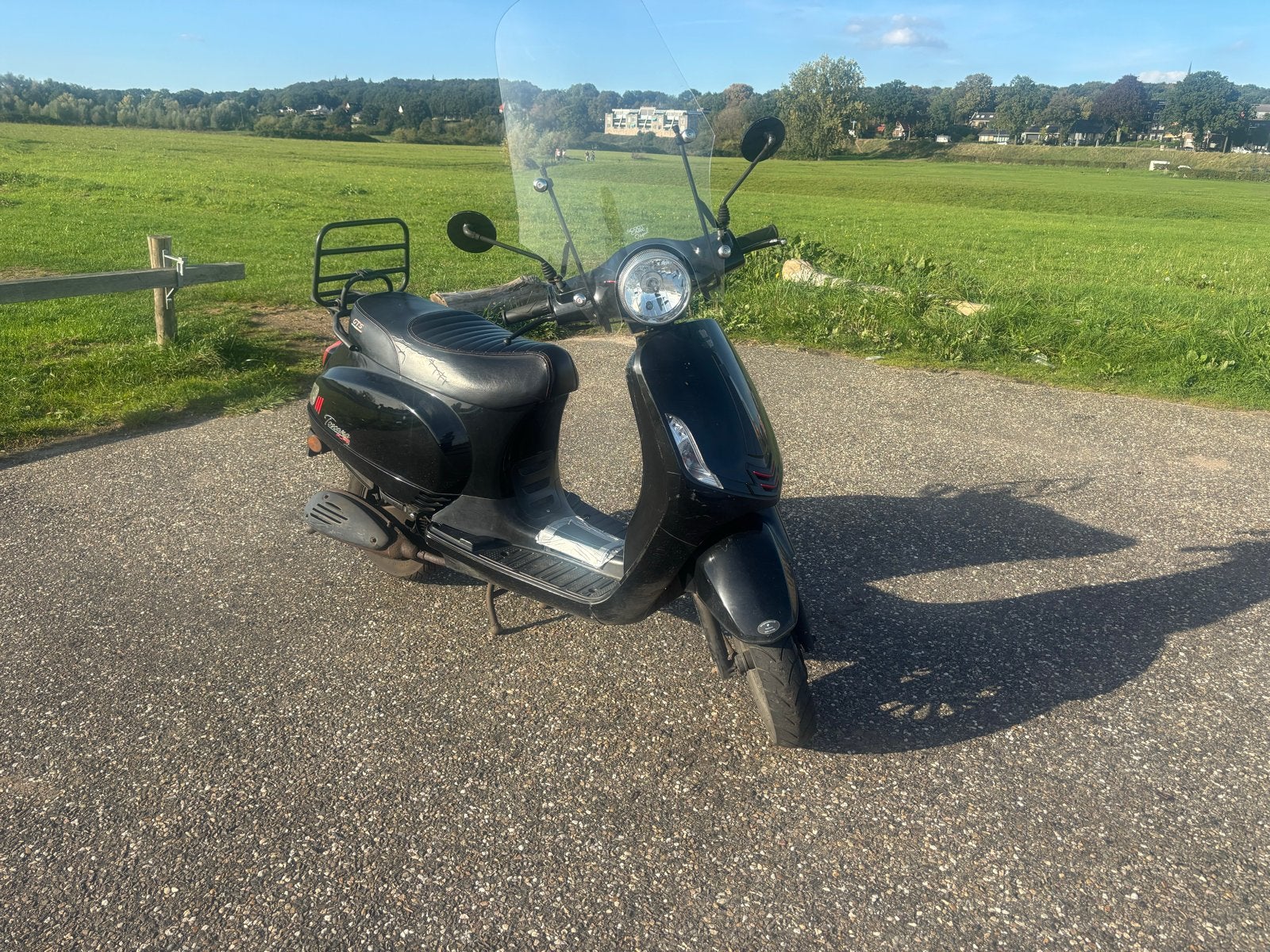 Zwarte GTS Toscana scooter met windscherm en geel kenteken, Gebruikt, Benzine, Ophalen, Overige merken
