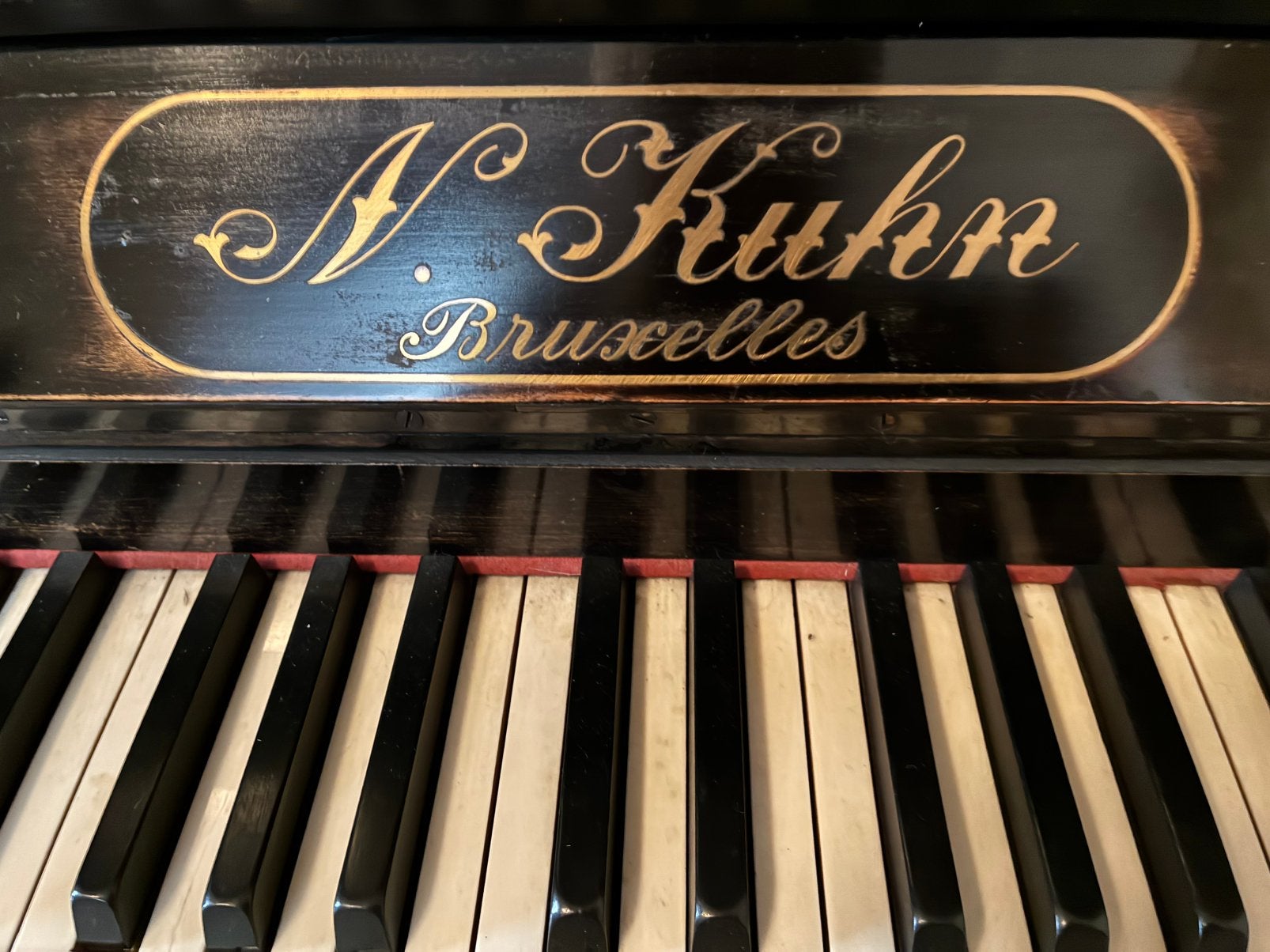 ANTIEKE PIANO GEMAAKT ROND 1890 V KUHN BRUSSEL JUGENDSTIL, Ophalen, Gebruikt, Zwart