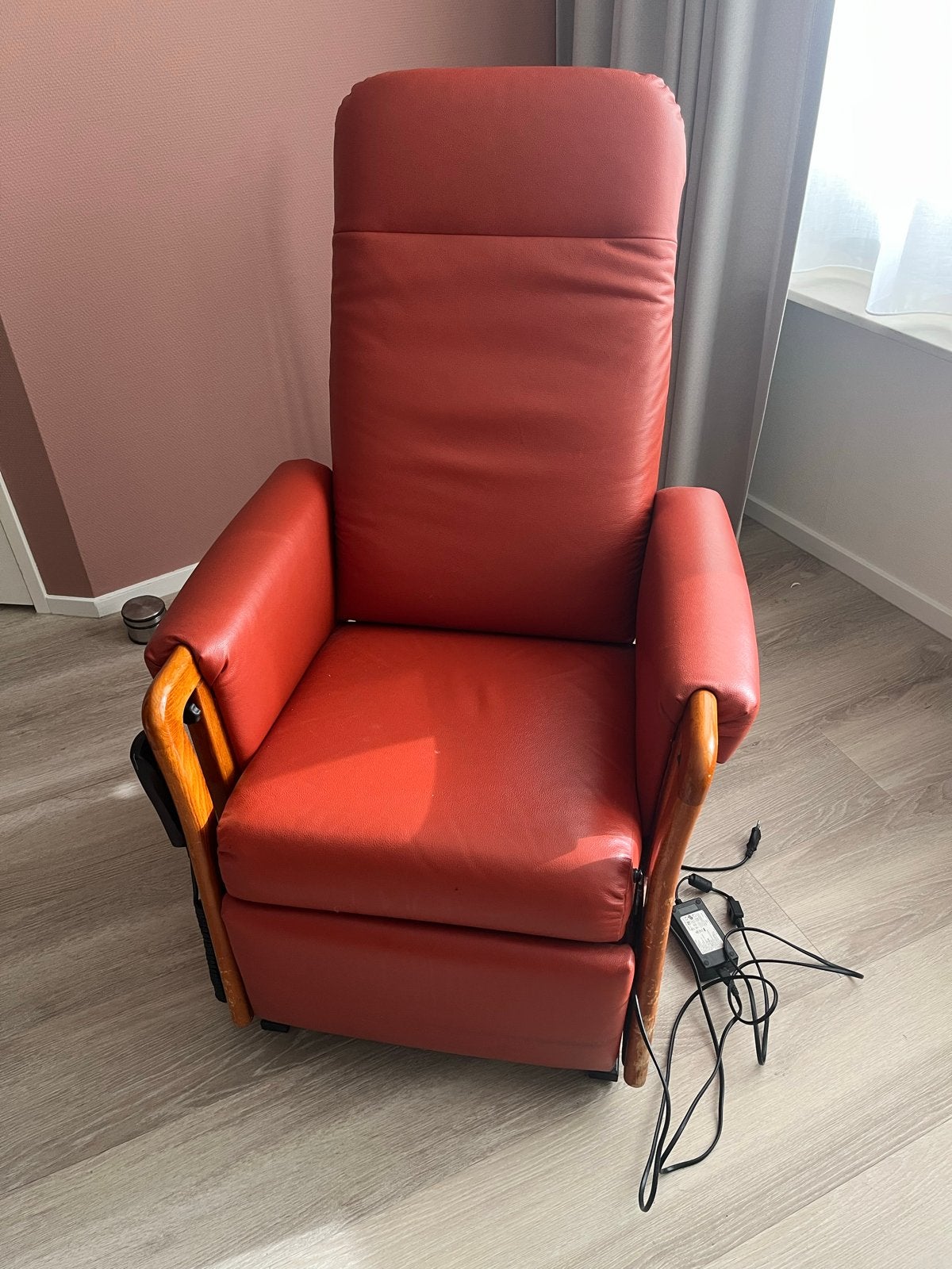 Comfortabele relaxfauteuil met sta-op functie, Huis en Inrichting, Ophalen, Gebruikt, Leer, Eén
