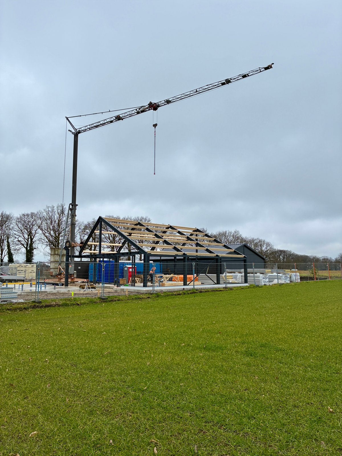 Bouwkraan Saes H-24 TF 24 meter 1600 kg, Zakelijke goederen, Machines en Bouw | Kranen en Graafmachines, Ophalen, Hijswerktuig