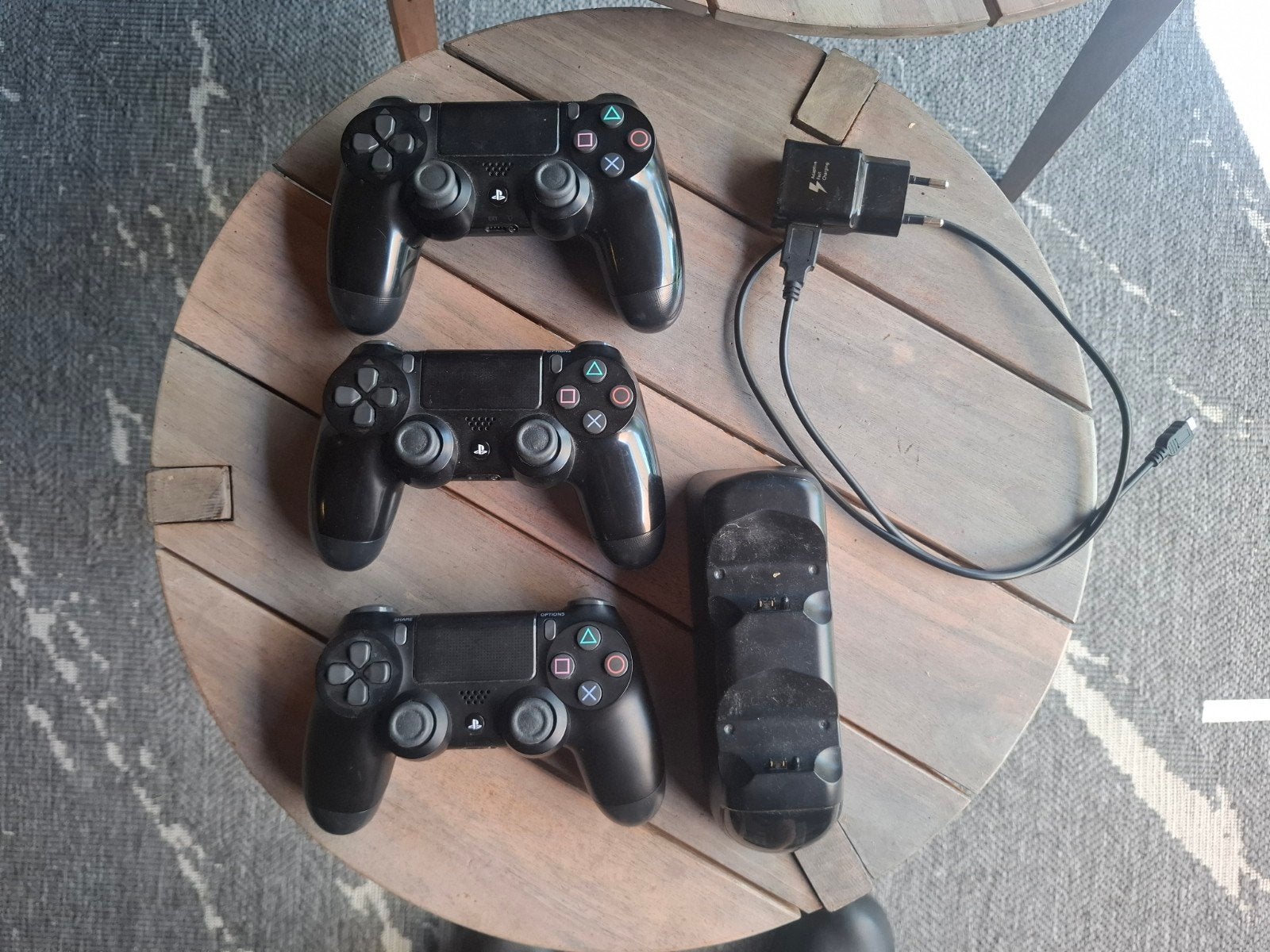 3x PS4 controllers + Dobe dubbele oplader, Spelcomputers en Games, Spelcomputers | Sony PlayStation 4, Ophalen of Verzenden, Gebruikt