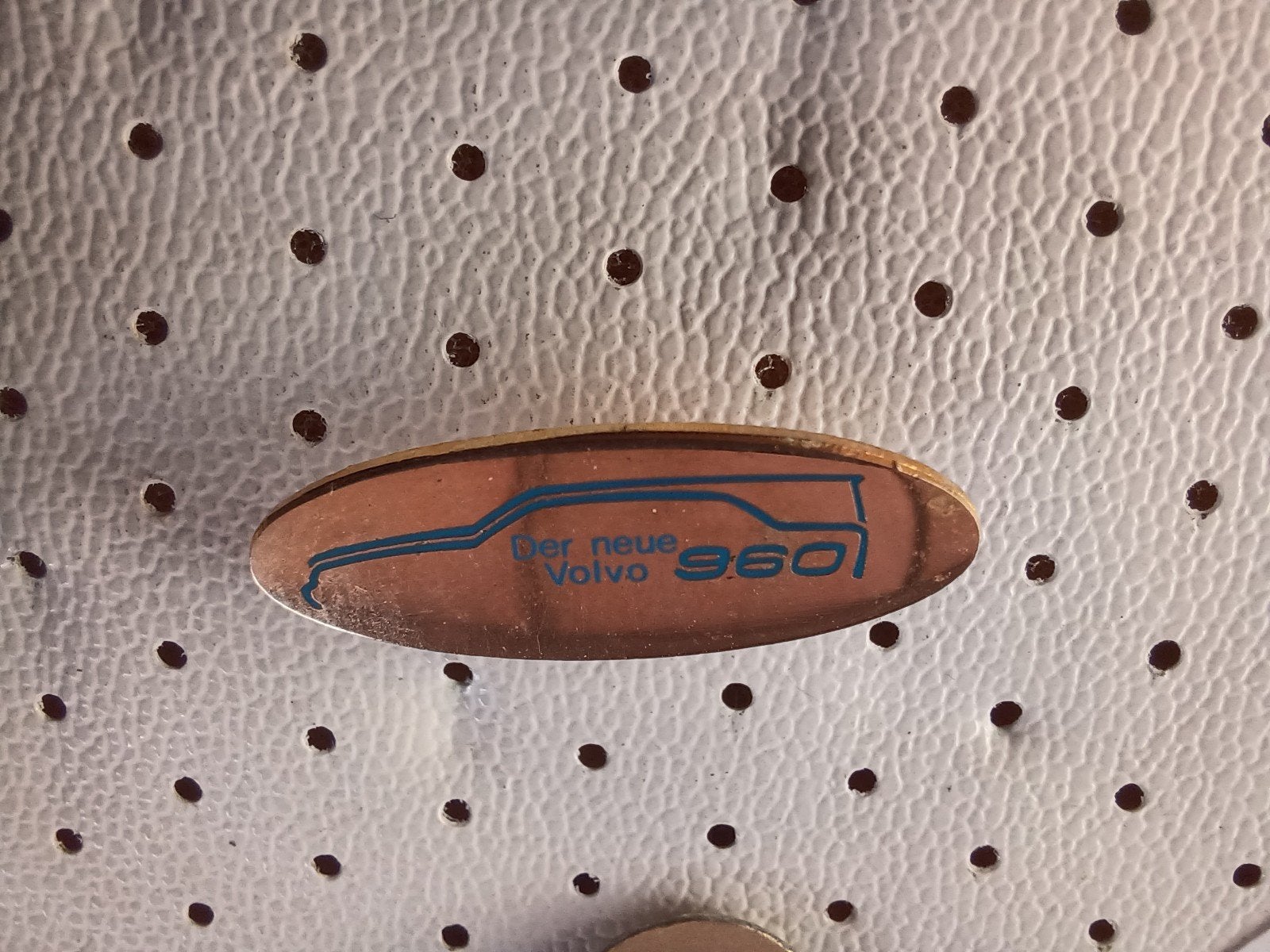 Pin Der neue VOLVO 960, Ophalen of Verzenden, Gebruikt, Overige onderwerpen, Speldje of Pin