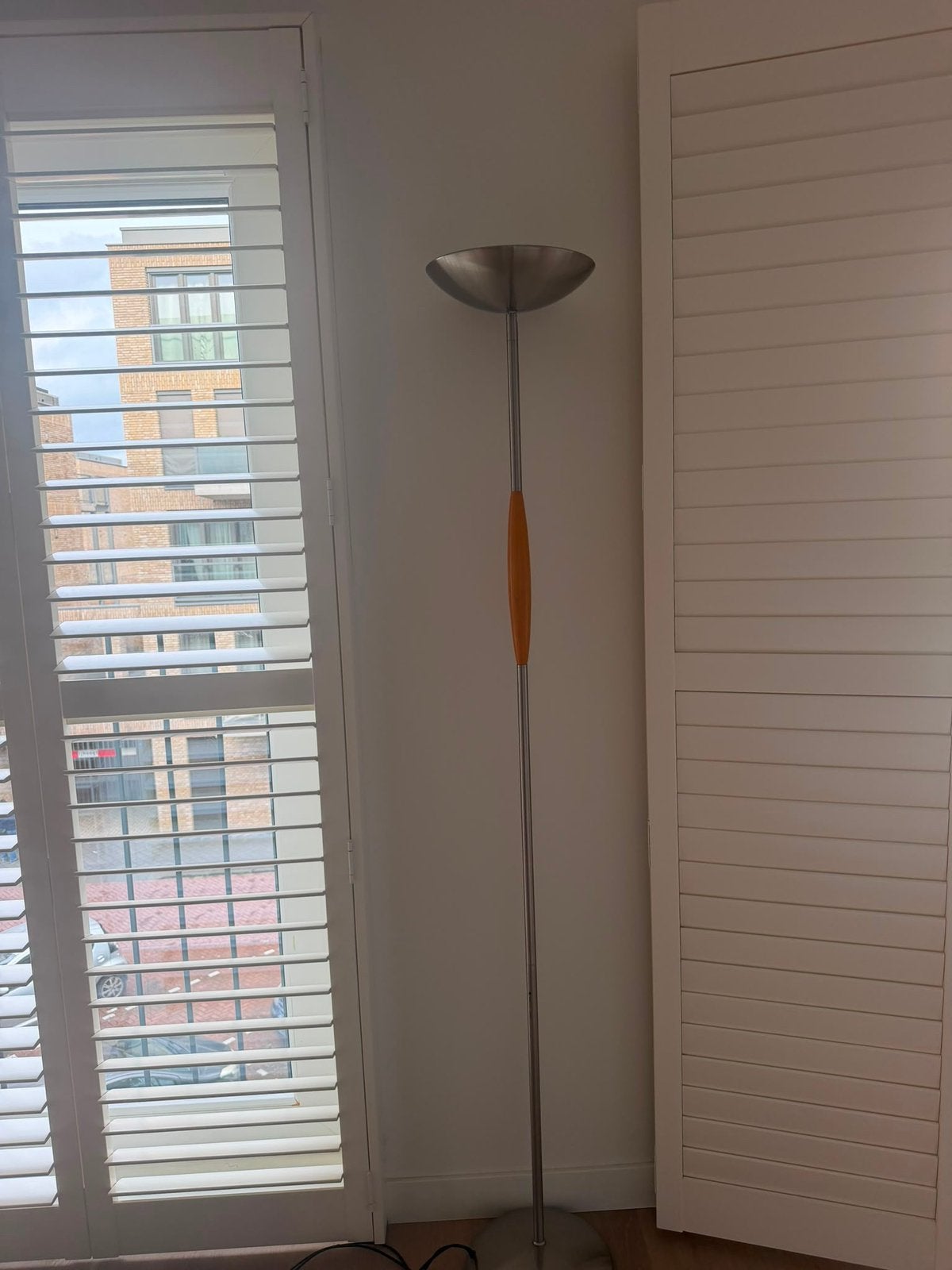 Vintage design uplighter vloerlamp RVS & hout, Ophalen, Zo goed als nieuw, Overige materialen, Vintage