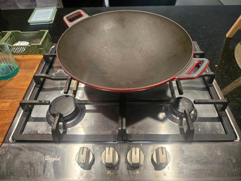 Nauwelijks gebruikte gietijzeren wokpan, Huis en Inrichting, Keuken | Potten en Pannen, Ophalen of Verzenden, Zo goed als nieuw