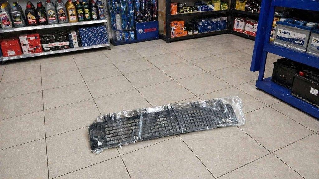 Gezocht voor de Renault clio 2 grill bumper en uitlaat ring, Gebruikt, Renault, Ophalen of Verzenden, Bumper
