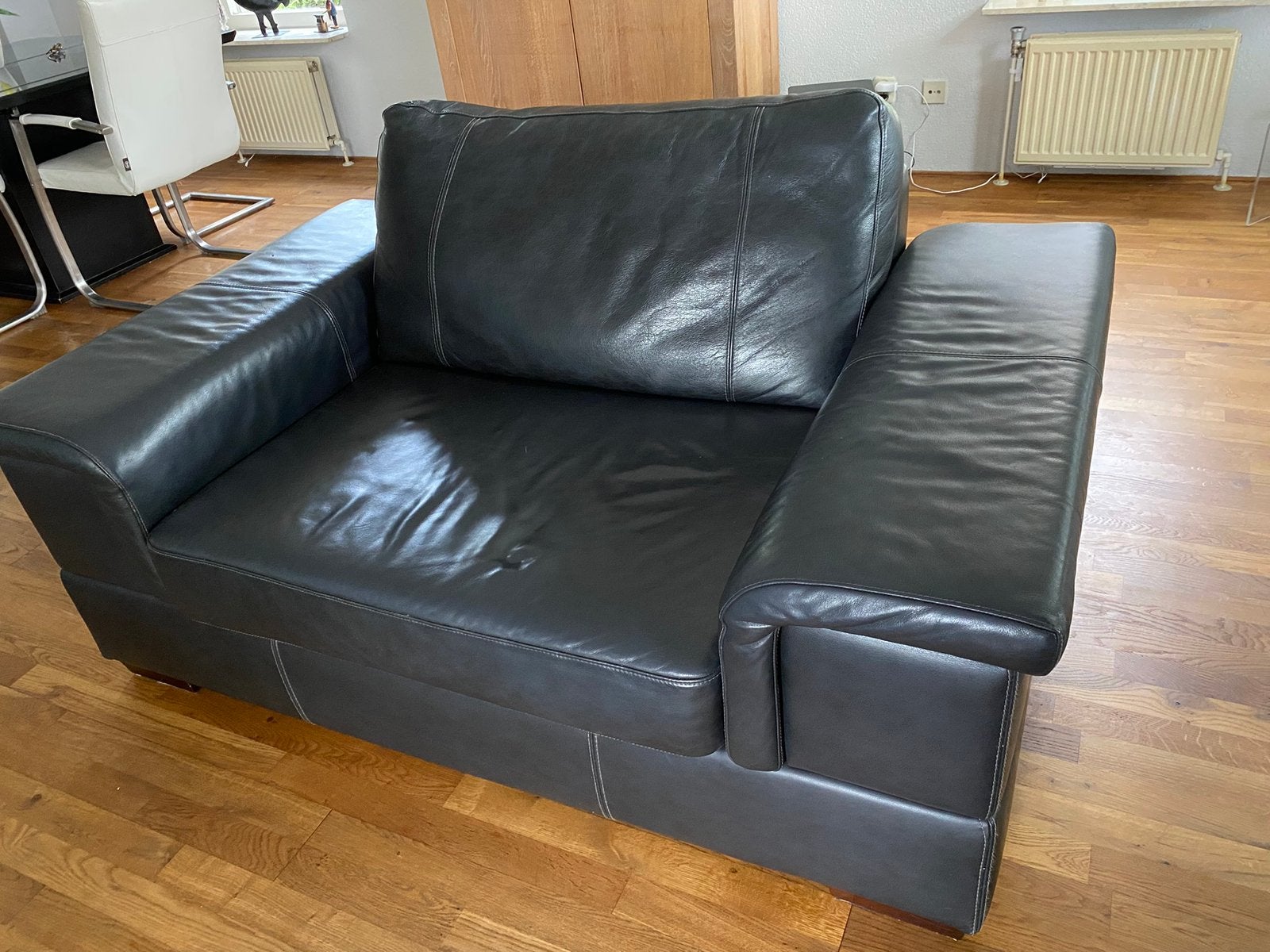 Goede staat: leren Love Seat met bijpassende hocker., Ophalen, Loveseat & bijpassende hocker, Tweepersoons, Zo goed als nieuw
