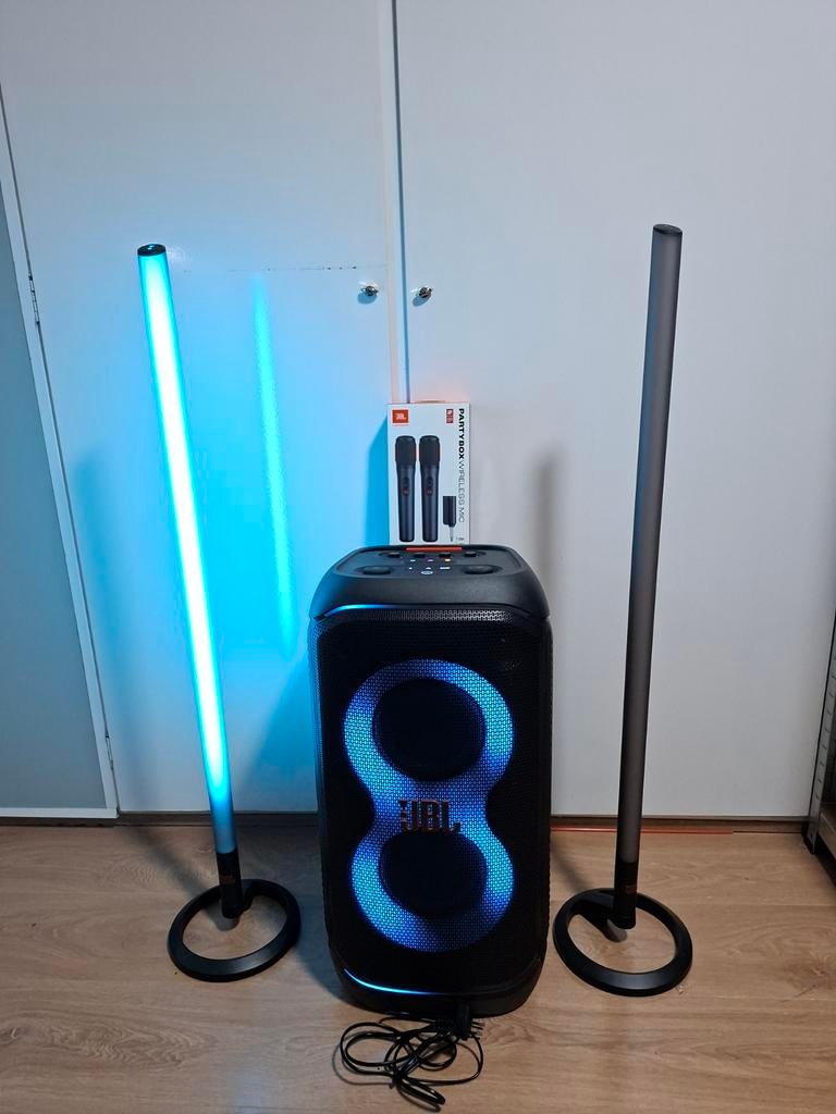 JBL Partybox 320 met microfoons+ 2x jbl light stick, Audio, Tv en Foto, Karaoke-apparatuur, Ophalen of Verzenden, Zo goed als nieuw