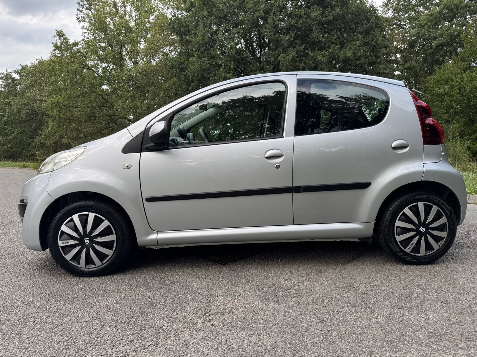 Peugeot 107 1.0 12V 5DR. Apk nieuw. N.A.P. Face-Lift. Netjes, Auto's, Voorwielaandrijving, Stof, Zwart, 4 stoelen