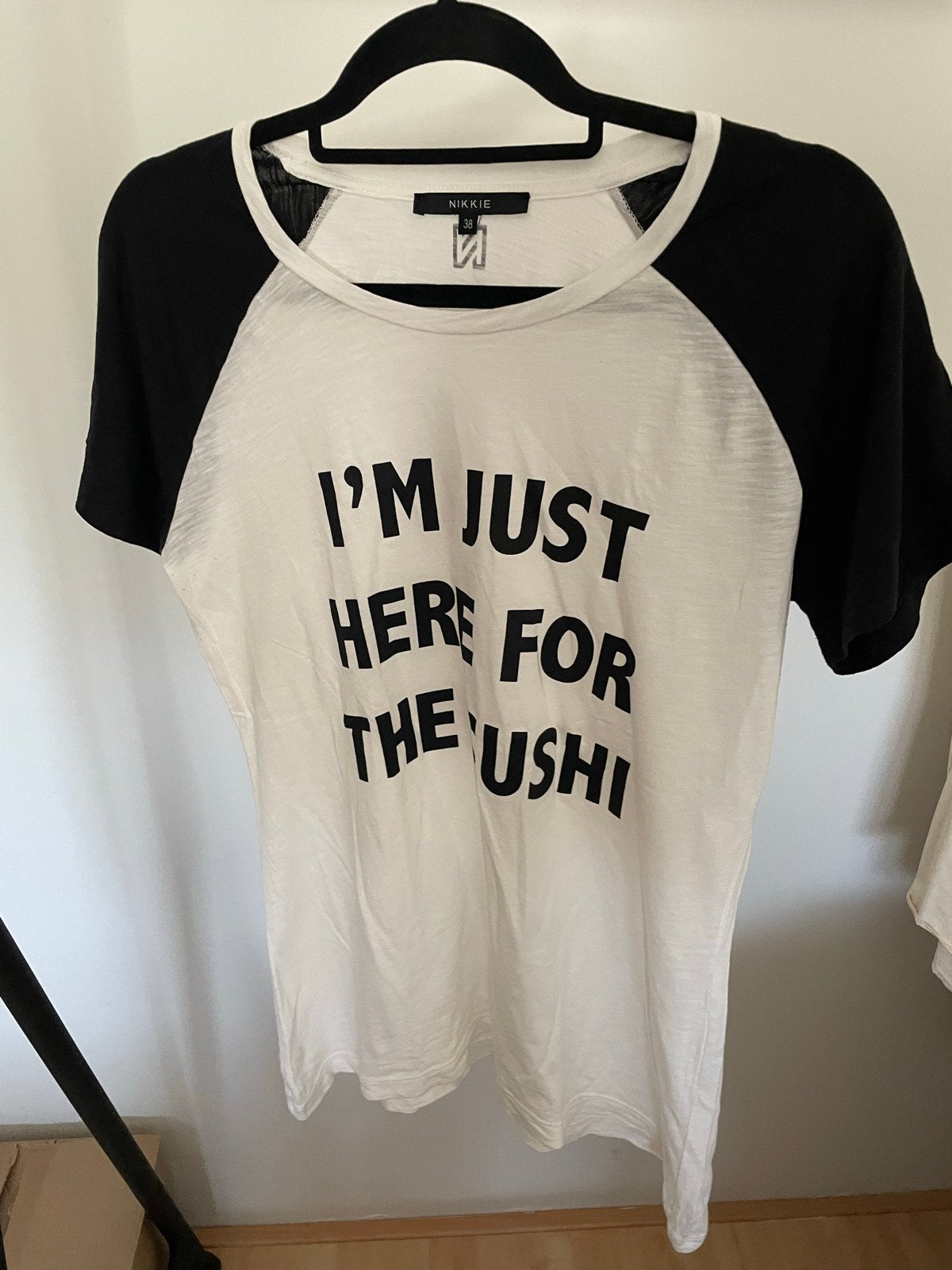 Nikkie T-shirt met opdruk - 'I'm just here for the sushi', Kleding | Dames, T-shirts, Maat 38/40 (M), Wit, Ophalen of Verzenden
