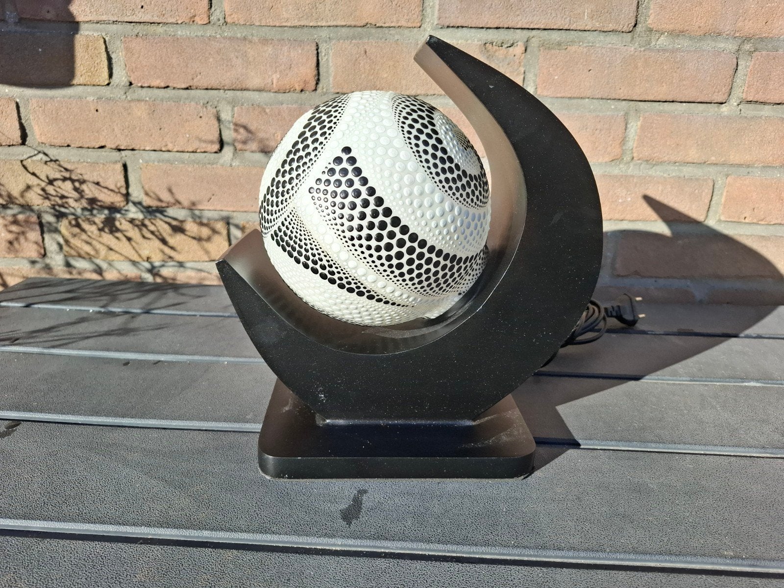 Matzwarte lamp in Aboriginal-stijl met spiraalvormige bol., Ophalen of Verzenden