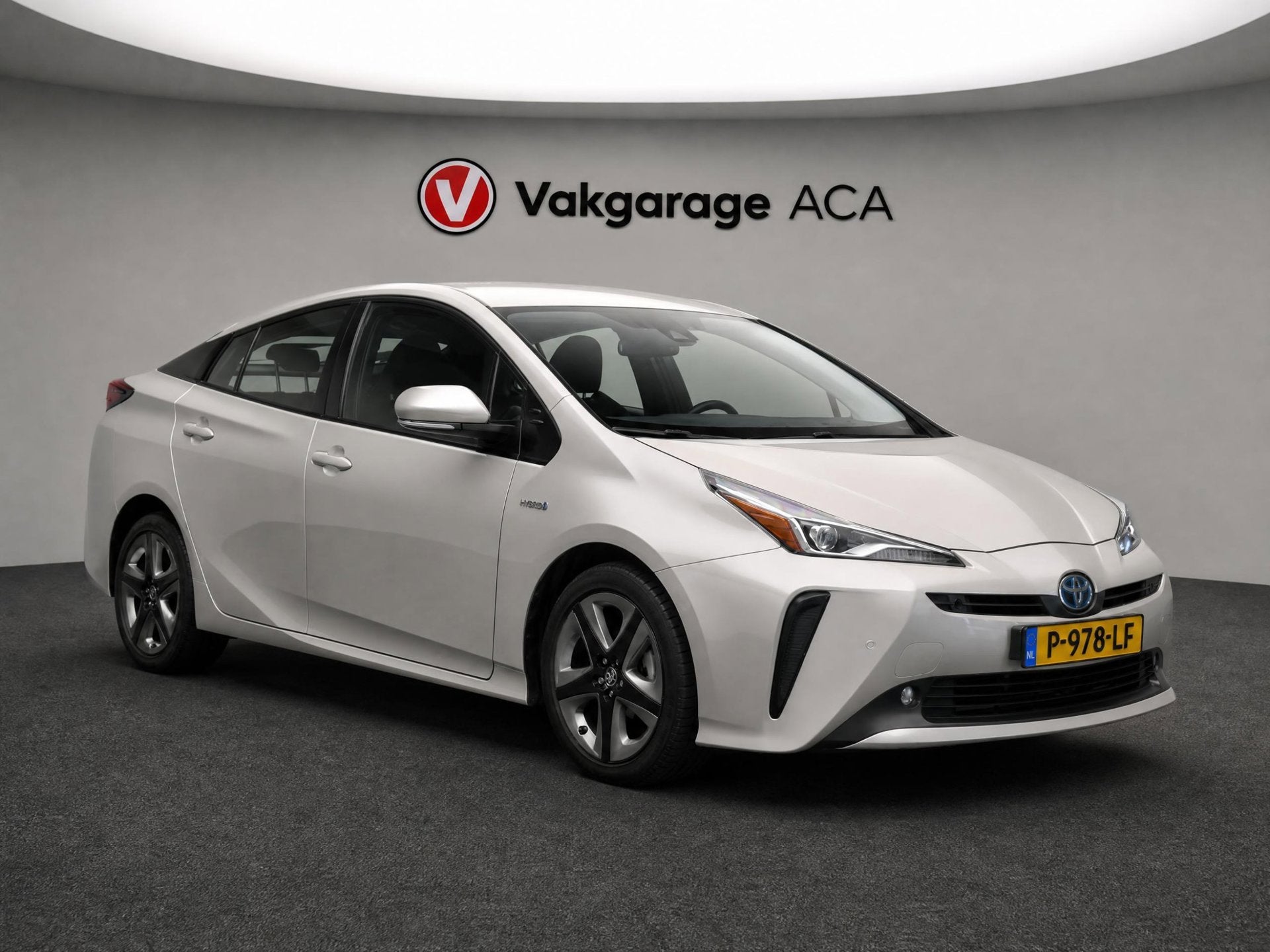 Toyota Prius 1.8 Dynamic // NAVI // CAMERA // ADAPTIVE CRUIS, Stof, 98 pk, Hybride Elektrisch/Benzine, Stoelverwarming