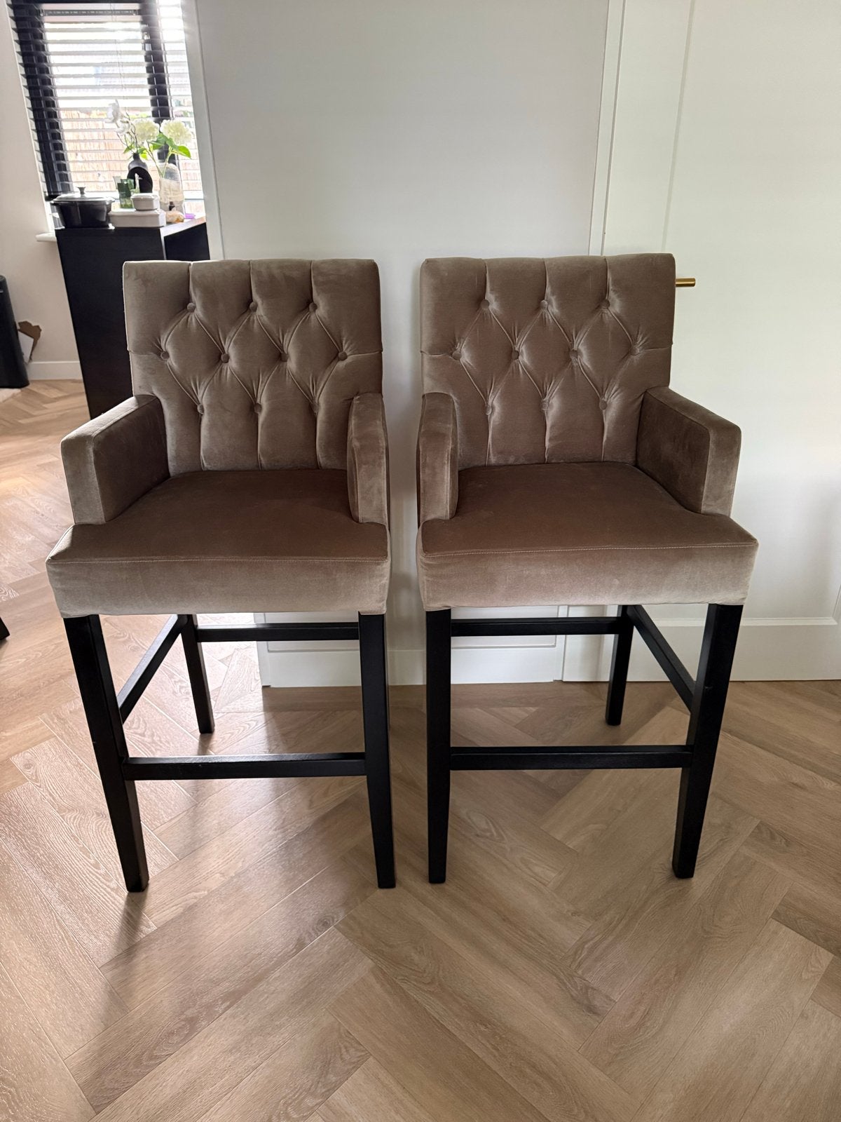 Set van 2 luxe barstoelen met armleuningen - Taupe velours, Huis en Inrichting, Ophalen, Met voetsteun, Zo goed als nieuw, 90 cm of meer