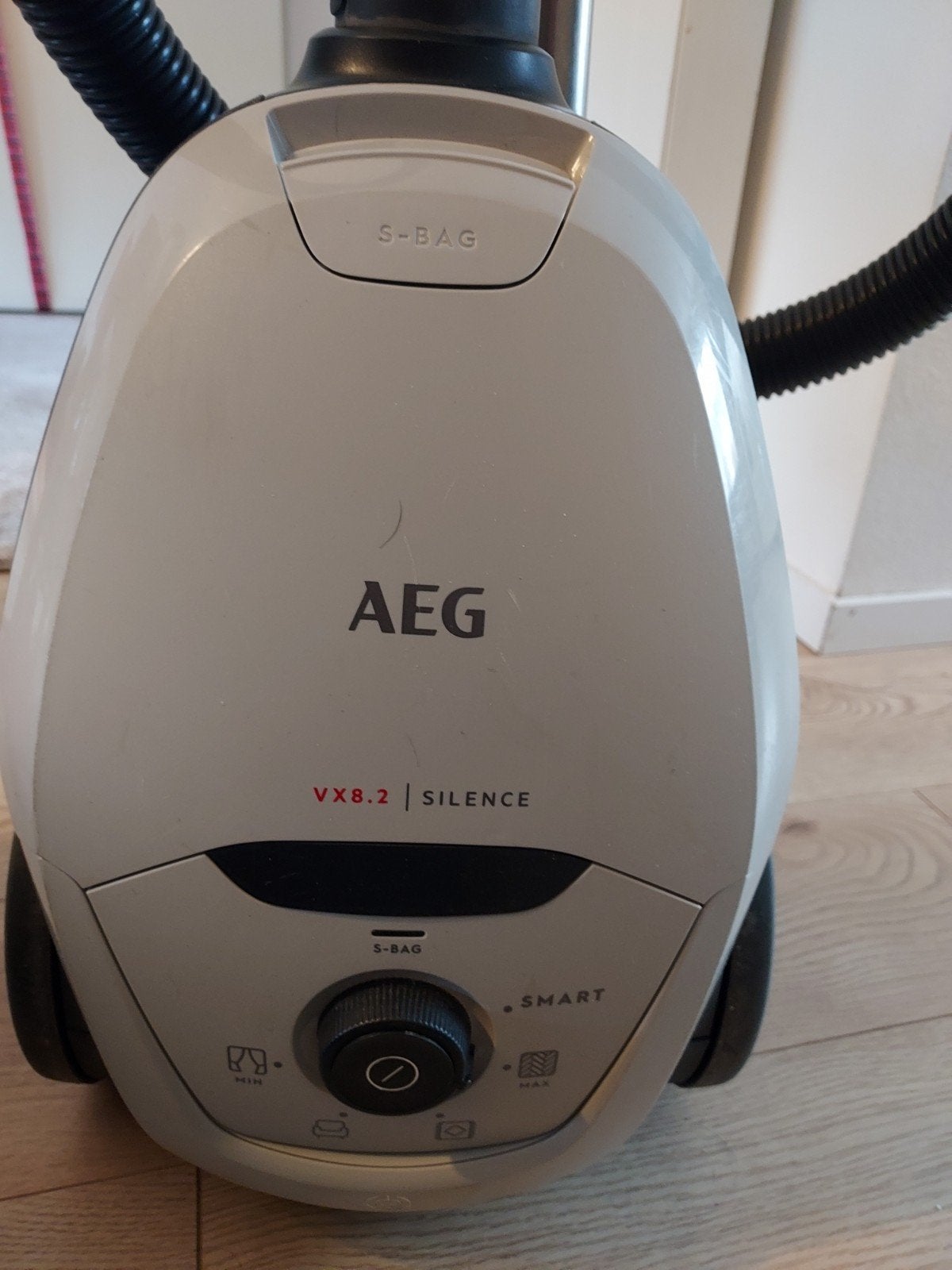 aeg stofzuiger vx8.2 silence, Gebruikt, Sledestofzuiger, AEG, Ophalen