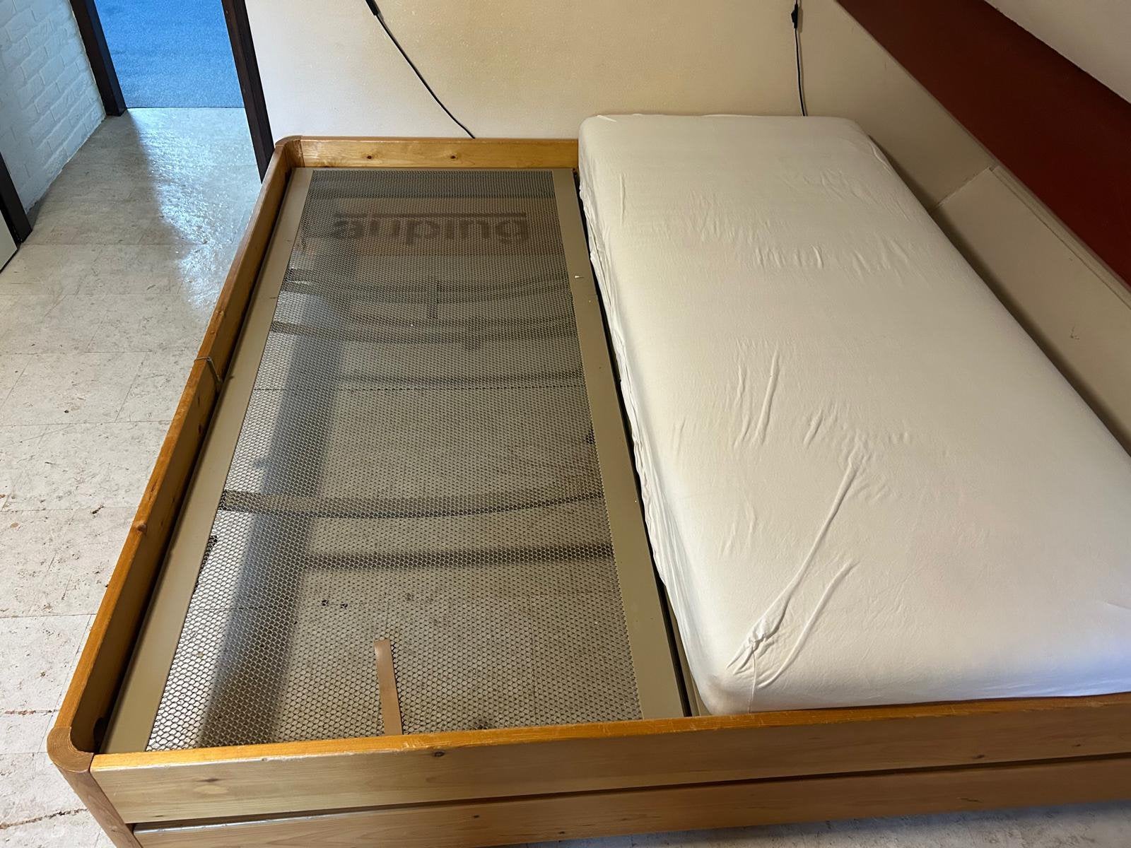 Foto 2 van Houten bedframe met Auping bodem
