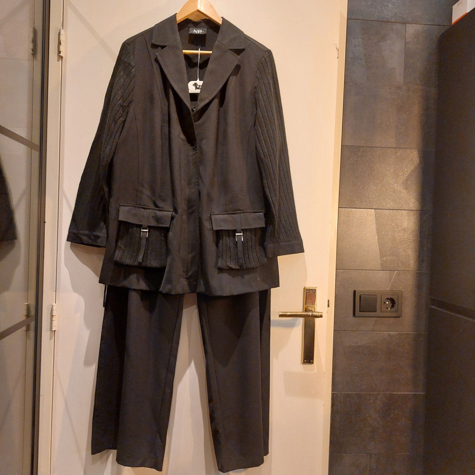 Broek en jasje van het merk NP Collection.  Maat 46., Kleding | Dames, Grote Maten, Overige typen, Verzenden, Zwart, Zo goed als nieuw