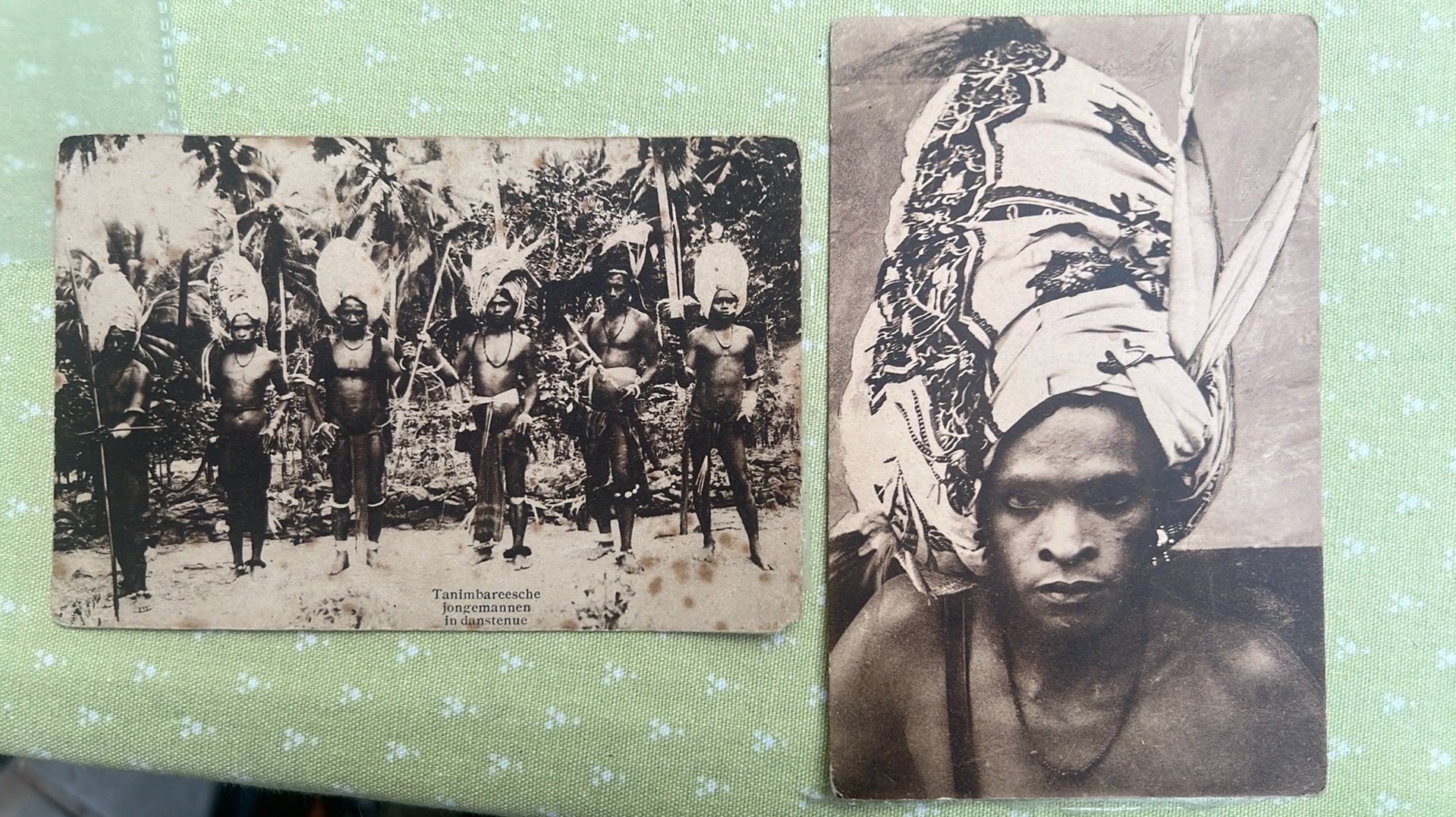 Ned.Indië ansicht Tanibareese jongemannen en hoofdtooi 1934, Ophalen of Verzenden, 1920 tot 1940, Gelopen, Klederdracht