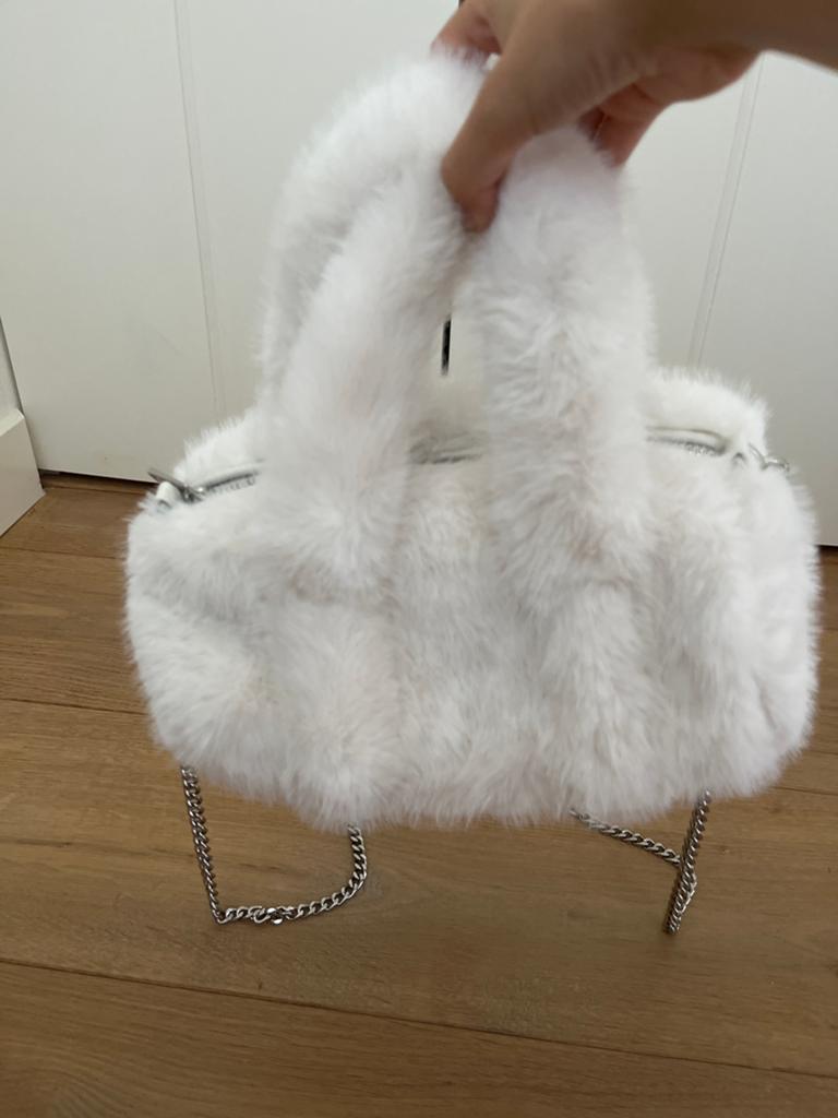 Leuke Fluffy Tas - Zacht en Stijlvol, Sieraden, Tassen en Uiterlijk, Tassen | Damestassen, Zo goed als nieuw, Handtas, Wit, Ophalen of Verzenden
