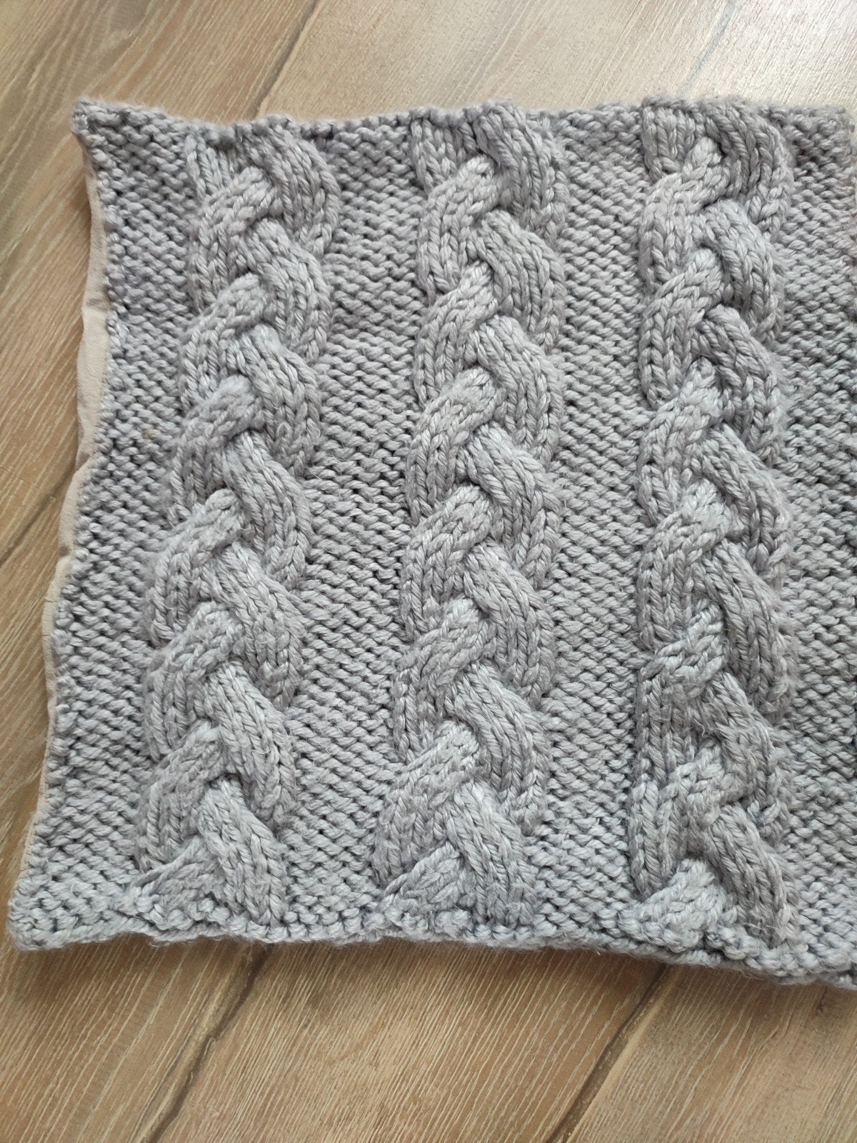 Nieuwe gebreide kussenhoes met kabelpatroon 45x45 cm, Handgemaakt, Nieuw, Ophalen of Verzenden, Grijs