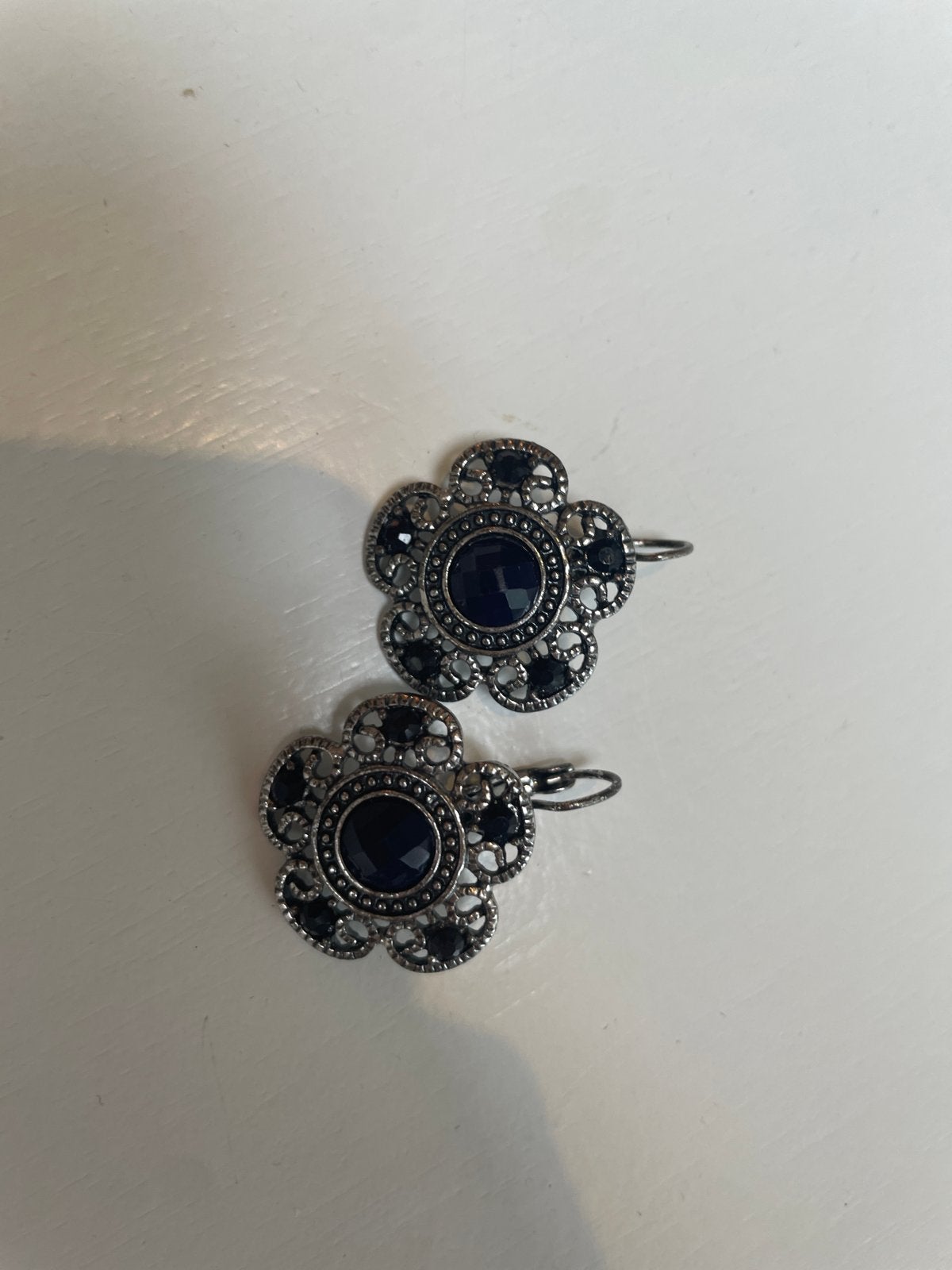 Elegante bloem oorbellen met donkerblauwe steentjes, Overige materialen, Hangers, Blauw, Ophalen of Verzenden