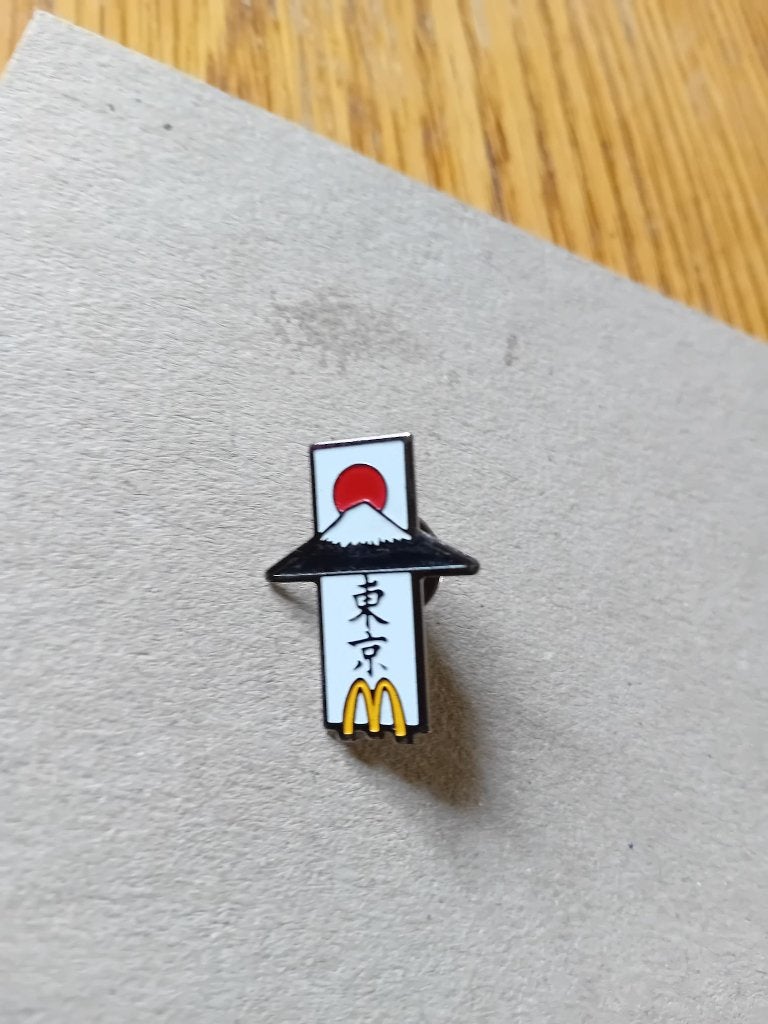 McDonalds pin Tokio door Arthus Bertrand jaren '90 2,5x2cm, Ophalen of Verzenden, Zo goed als nieuw, Overige onderwerpen