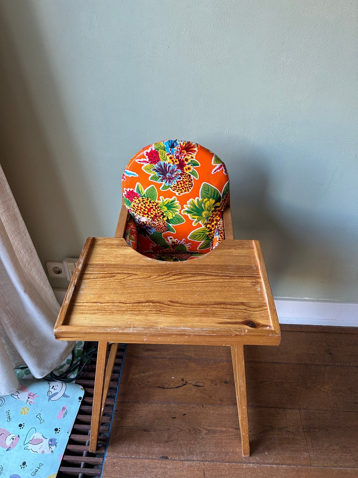 Houten kinderstoel met vrolijke Vinted bekleding, Ophalen of Verzenden, Gebruikt, Overige typen