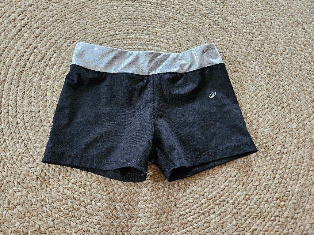 Turnbroekje van decathlon, 8/9 jaar, Sport en Fitness, Zo goed als nieuw, Turnbroekje, Zwart, Kindermaat 122 t/m 140
