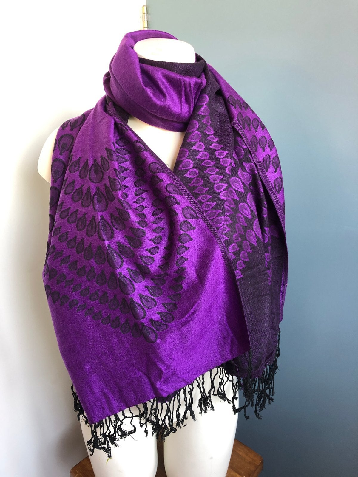 Pashmina paars zwart, Ophalen of Verzenden, Zo goed als nieuw, X, Sjaal