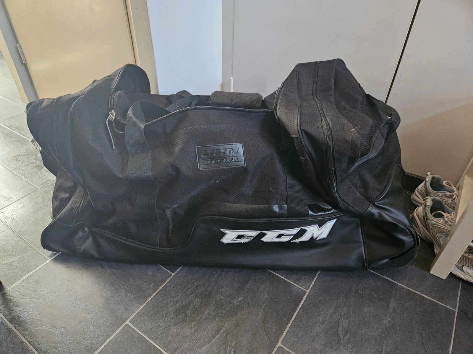 CCM IJshockeytas met wielen - handvat en rits defect, Sport en Fitness, IJshockey, Ophalen of Verzenden, Gebruikt, Overige typen