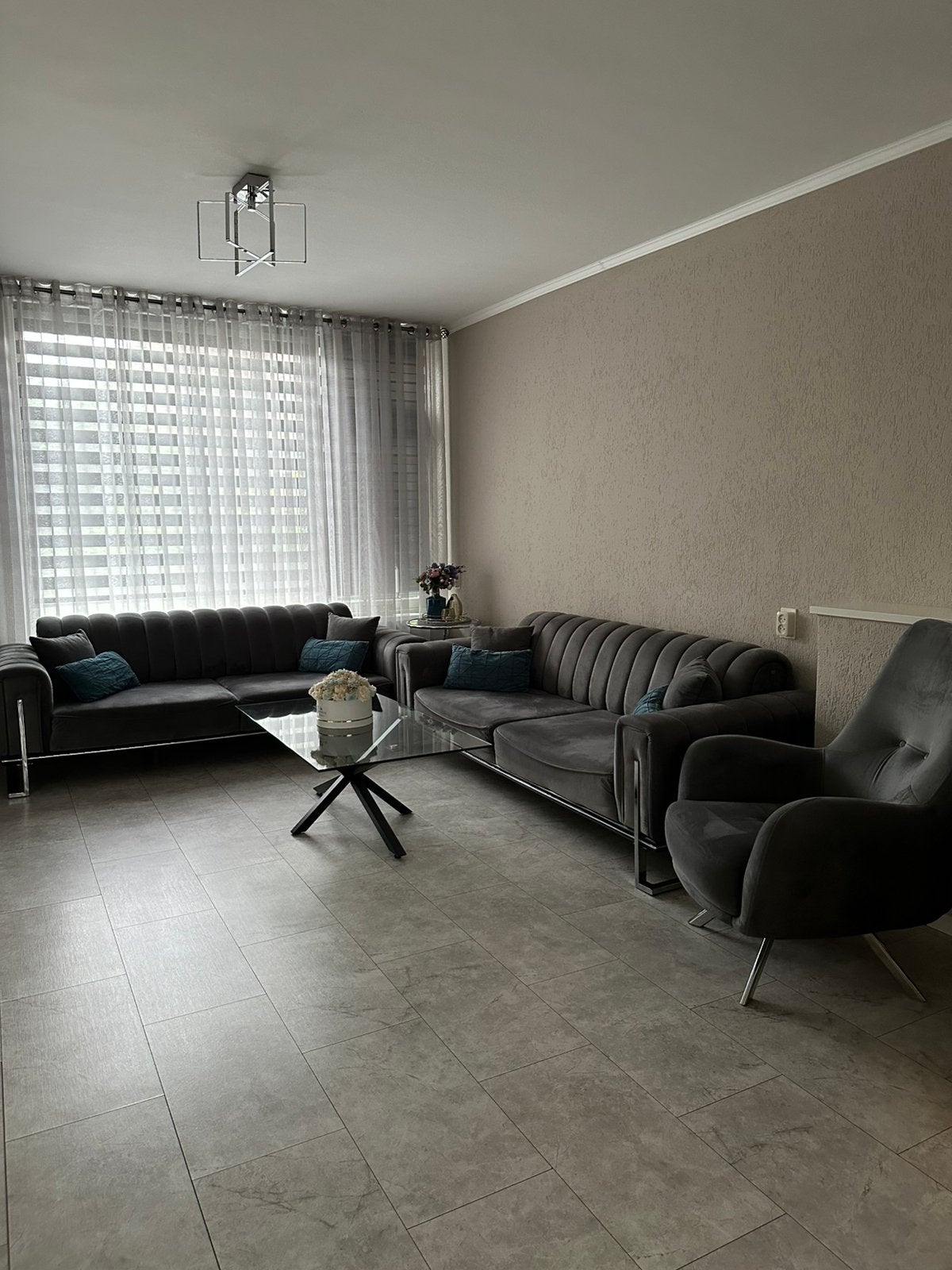 Te koop: 2 driezitsbanken en 1 fauteuil.