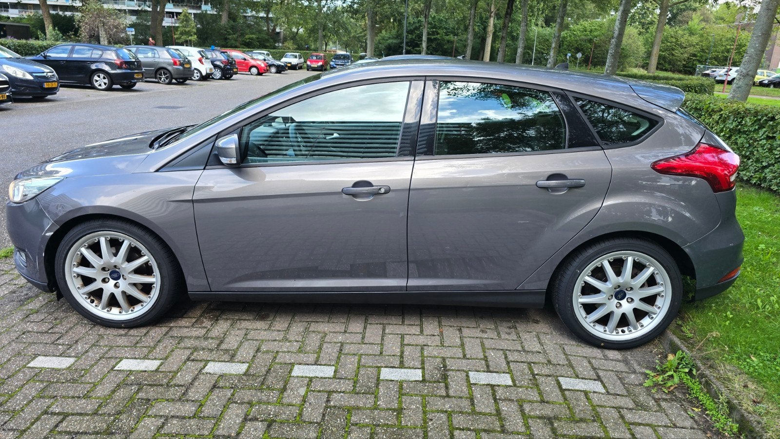 Ford Focus 1.0 Ecoboost 74KW 5D 2015 Grijs, Auto's, 635 kg, 100 pk, 1176 kg, Handgeschakeld
