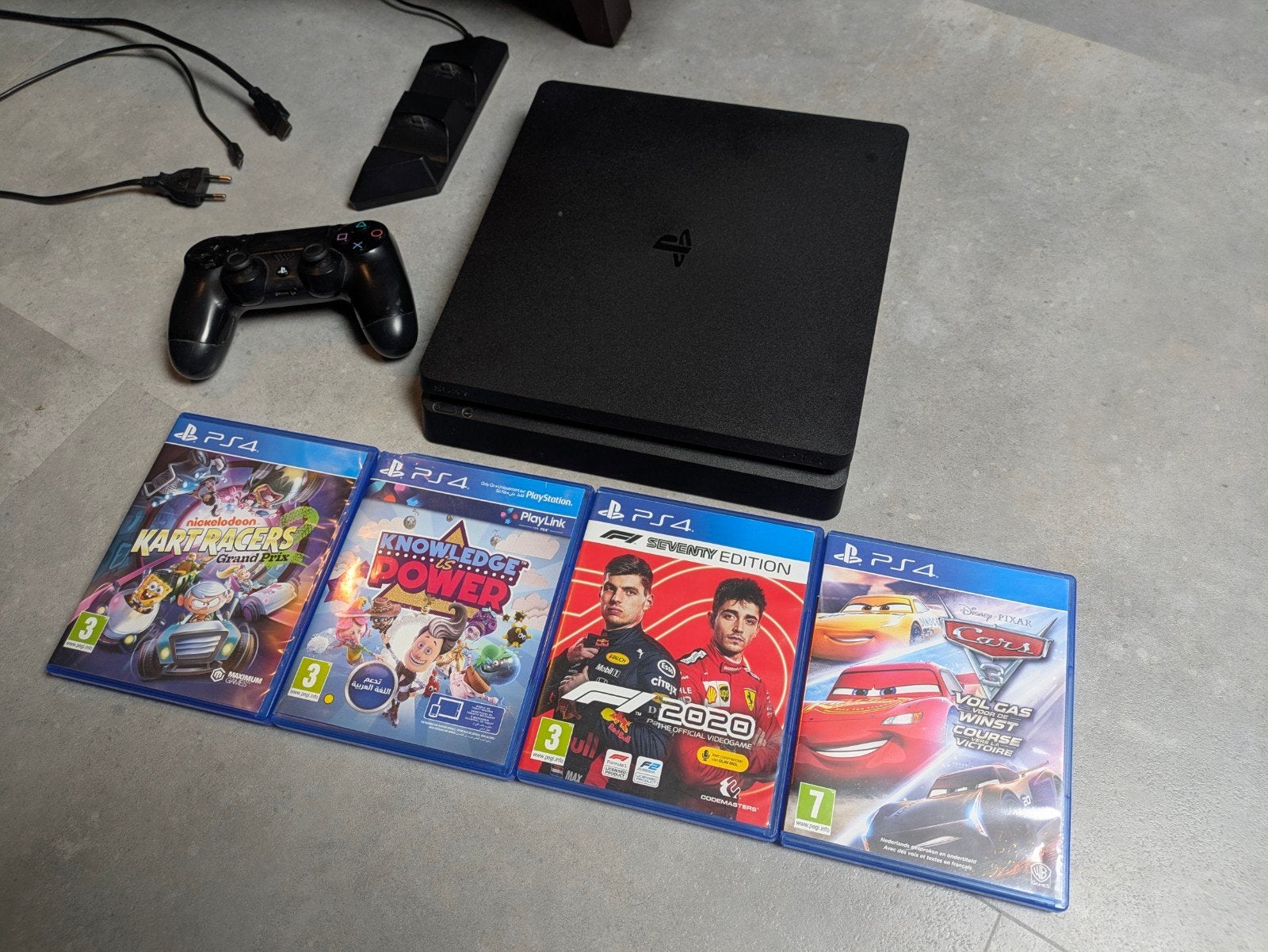 PS4 met controller en 4 games, Ophalen of Verzenden, Met 1 controller, Slim