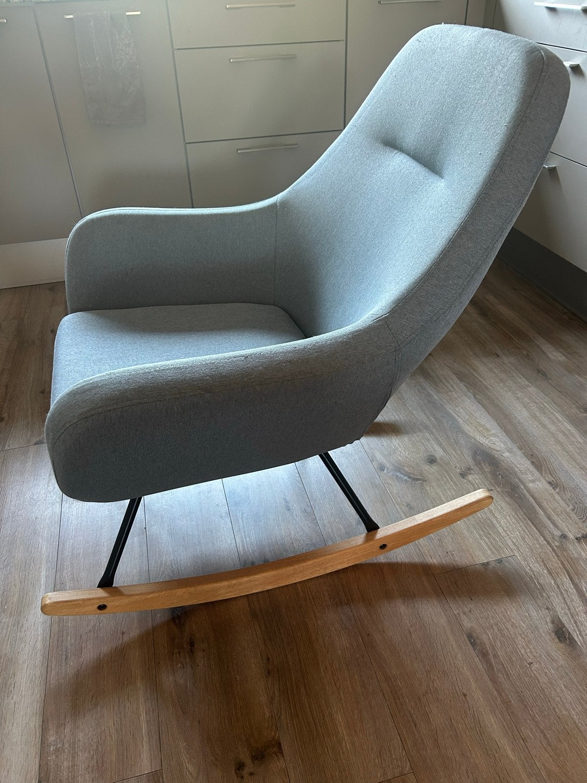 Jysk schommelstoel blauw/grijs met gebruikerssporen, Huis en Inrichting, Stoelen, Ophalen, Gebruikt, Blauw, Eén