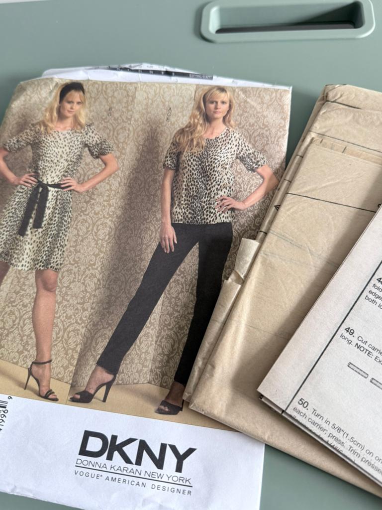 DKNY New York Vogue V1013 Naaipatroon jurk top broek 6 8 10, Ophalen of Verzenden, Nieuw, Vrouw, Overige merken