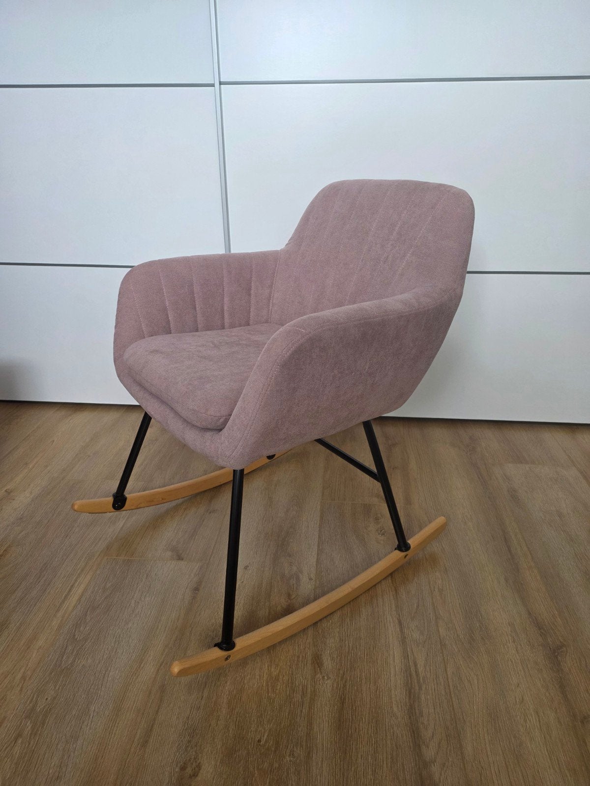 Schommelstoel - Roze stof met metaal en hout, Ophalen, Overige kleuren, Modern, Scandinavisch, Zo goed als nieuw