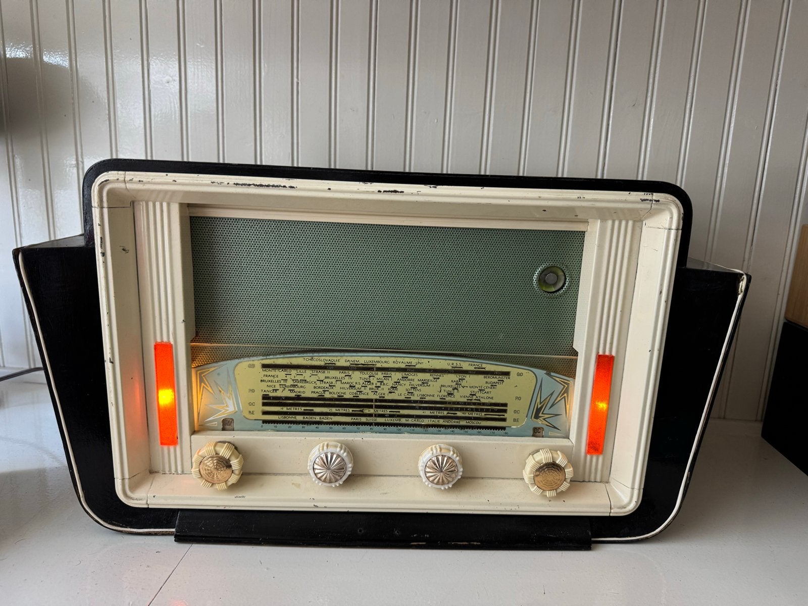 Oude buizenradio werkend met verlichting voorkant, Ophalen, Gebruikt, V, V
