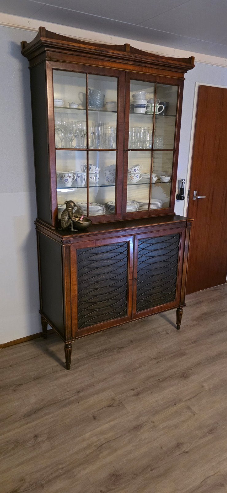 Theodore Alexander handgemaakte Houten Buffetkast met Leer e, Ophalen