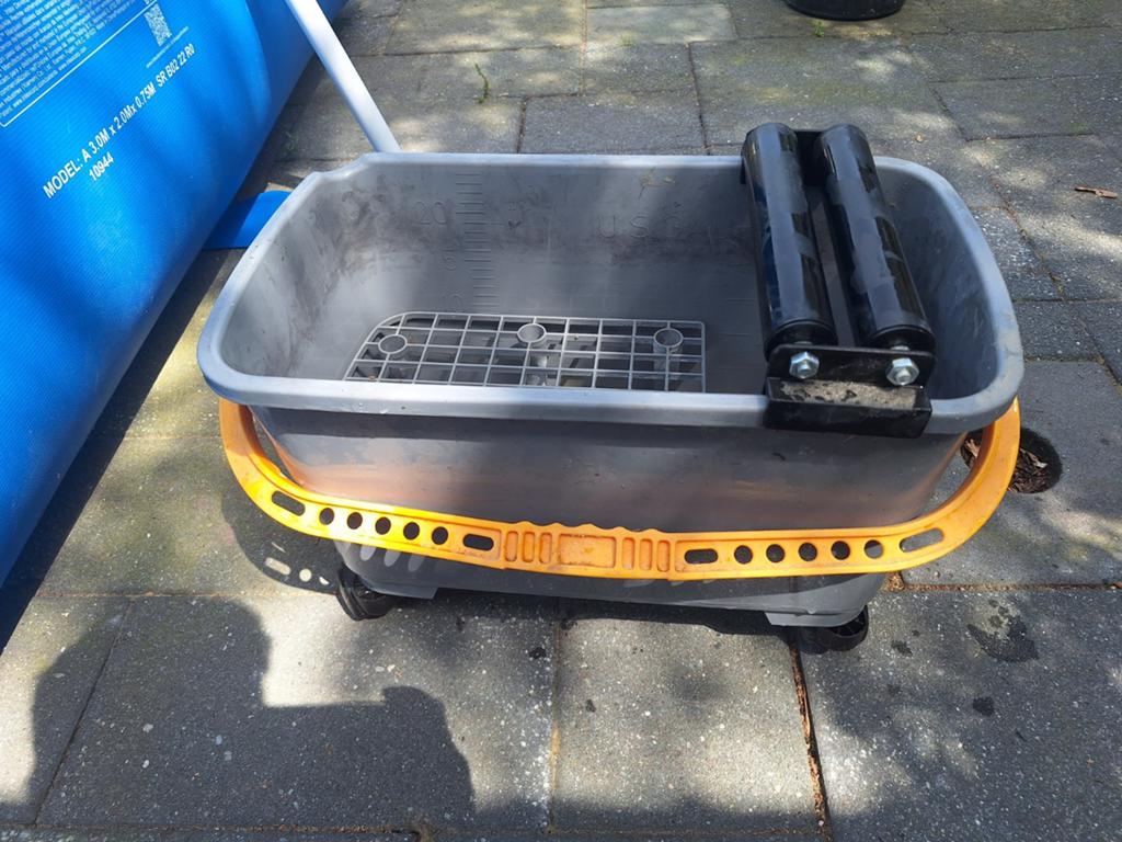 Inwascar inwas tegels, Ophalen, Dweilemmer, -bak, of -wagen