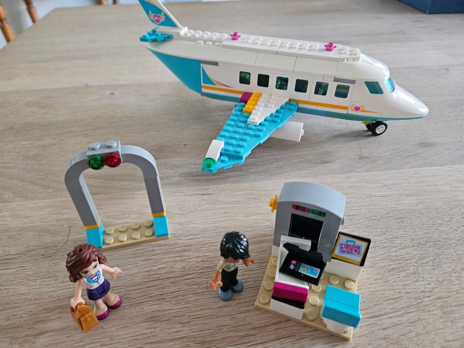 Lego Friends Heartlake private jet 41100, Ophalen of Verzenden, Zo goed als nieuw