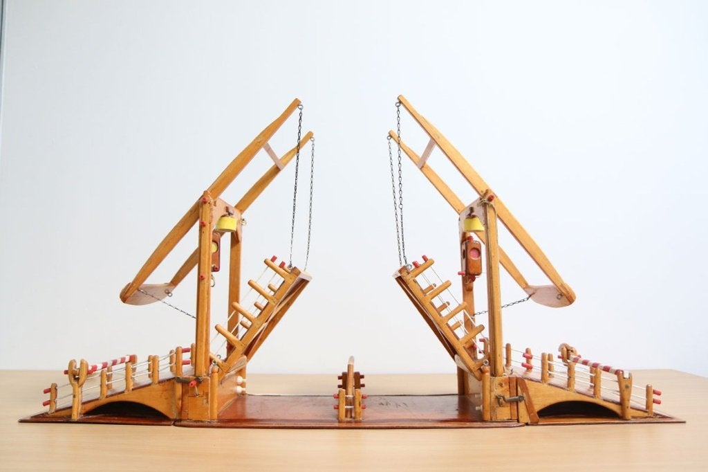 Handgemaakt schaalmodel ophaalbrug met werkend liersysteem, Ophalen