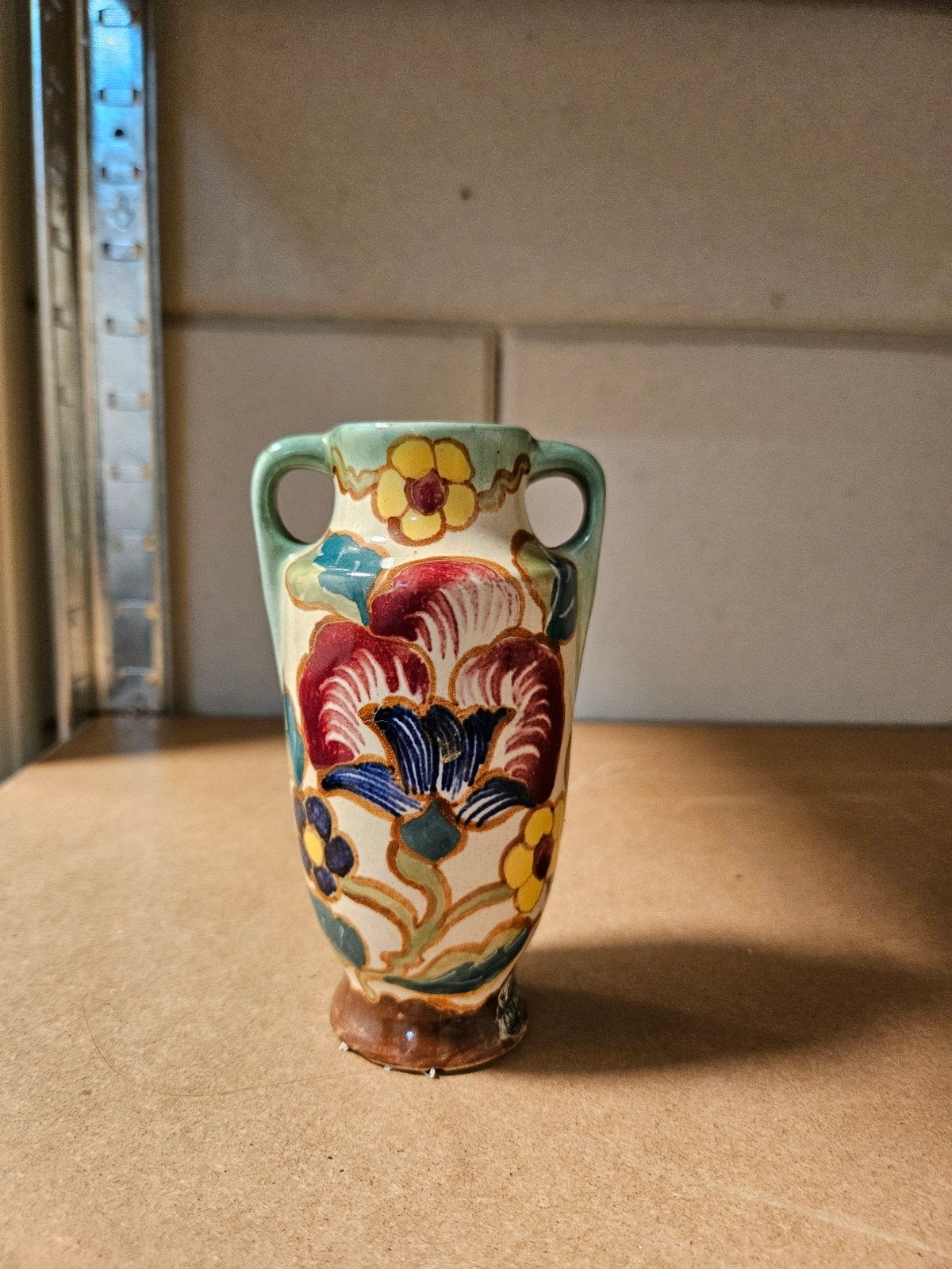 Glans Plateel vaasje met bloemmotief, Regina Gouda, Antiek en Kunst, Antiek | Vazen, Ophalen of Verzenden