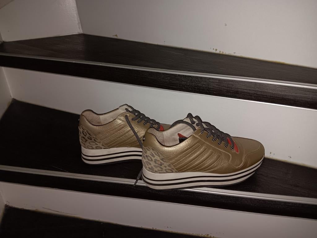Te koop aangeboden VIA VAI gouden sneakers maat 38, Kleding | Dames, Schoenen, Overige kleuren, Ophalen of Verzenden, Sneakers of Gympen