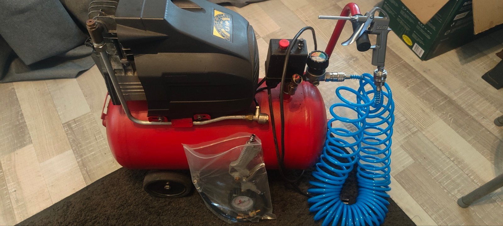 Compressor met Slang/Spuitpistool en bandenoppomper, Ophalen, Gebruikt, 6 tot 10 bar, Minder dan 200 liter/min