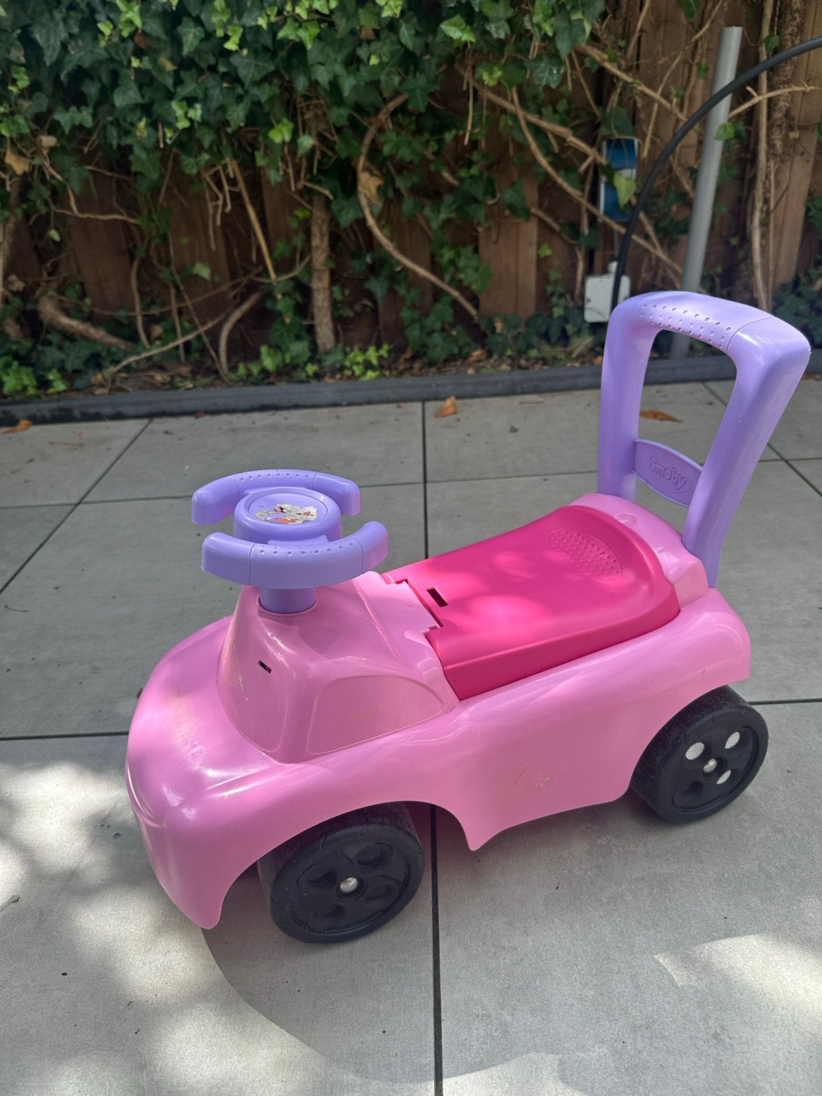 Roze Smoby loopauto met duwstang, Kinderen en Baby's, Speelgoed | Buiten | Voertuigen en Loopfietsen, Ophalen, Gebruikt, Loopvoertuig